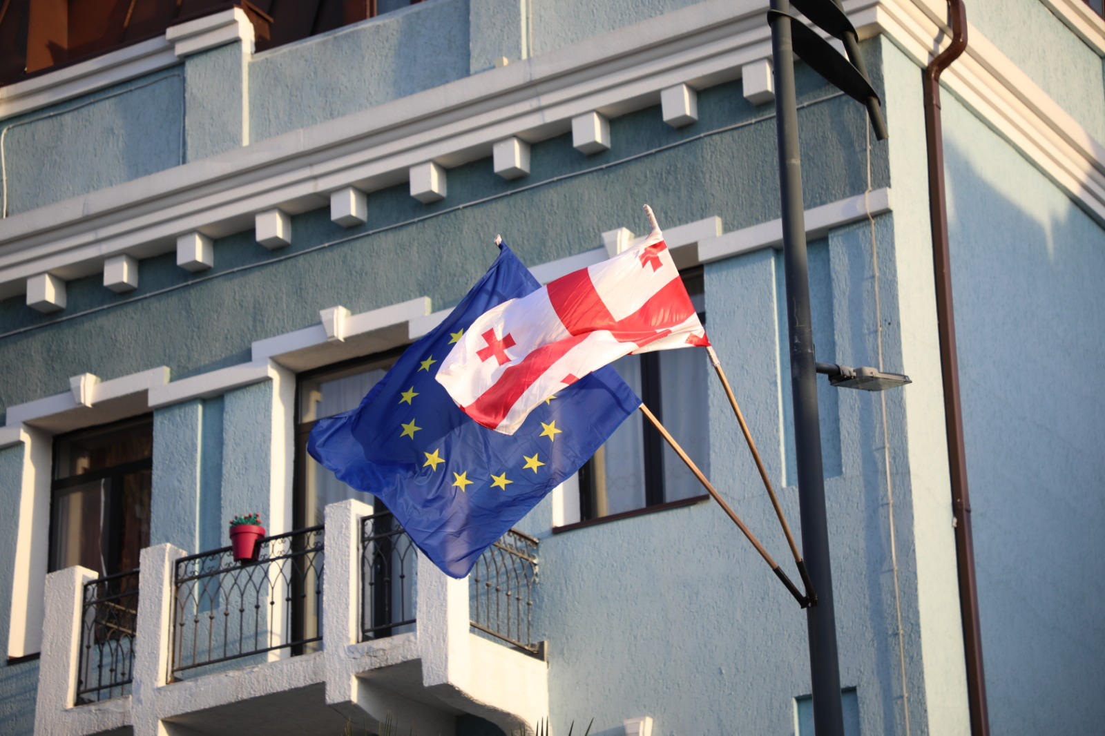 ფოთის მუნიციპალიტეტი საქართველოს და ევროკავშირის დროშებით მოირთო