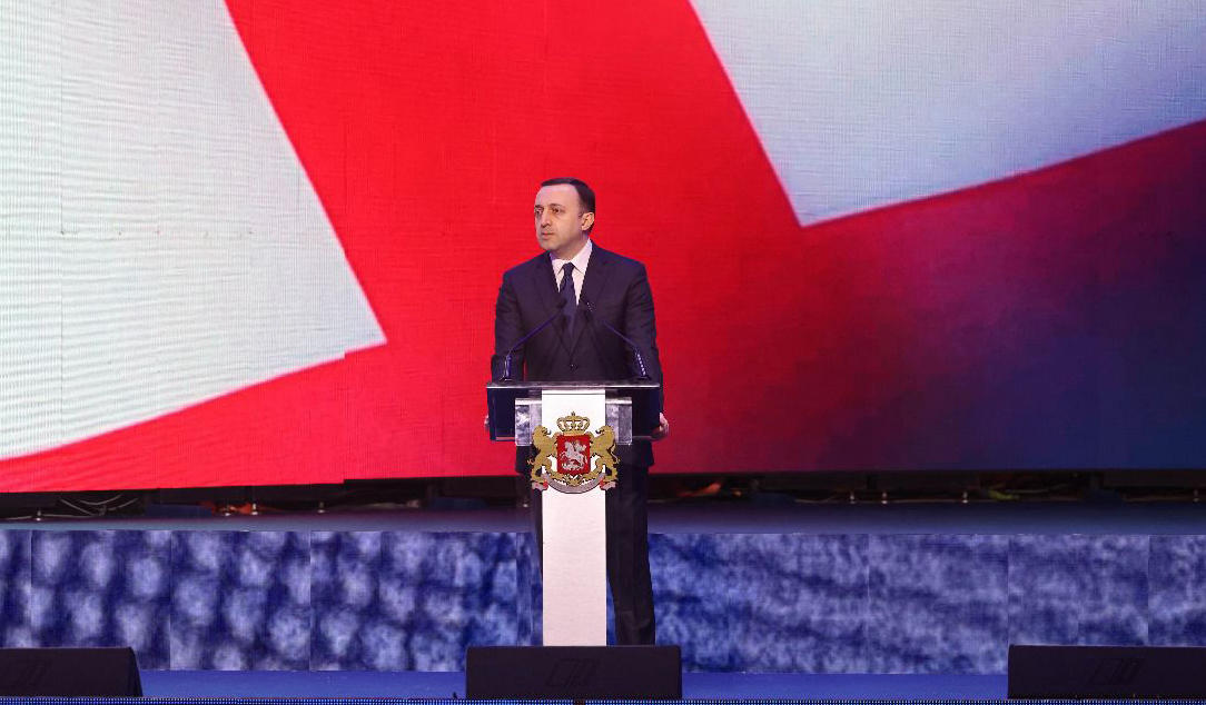 თავისუფლების მოედანზე, სადაც საქართველოსთვის კანდიდატის სტატუსის მინიჭების აღსანიშნად ზეიმი იმართება, პრემიერ-მინისტრი მივიდა