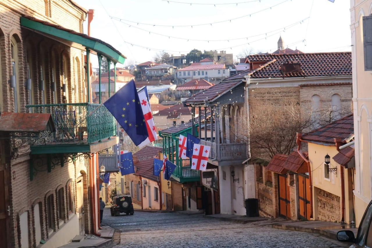 სახელმწიფო რწმუნებულის ადმინისტრაცია - კახეთის რეგიონის რვავე მუნიციპალიტეტის ცენტრალური ქუჩები და მოედნები საზეიმოდ მორთულია სახელმწიფო და ევროკავშირის დროშებით