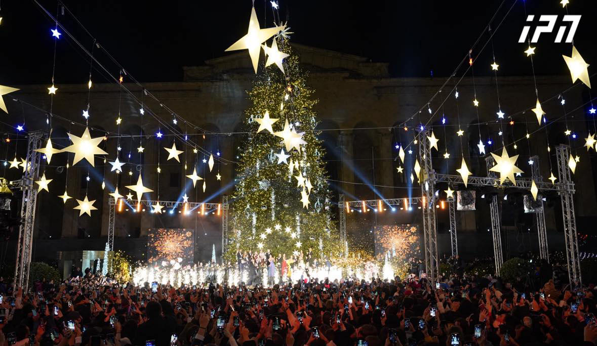 ქვეყნის მთავარი ნაძვის ხე აინთო