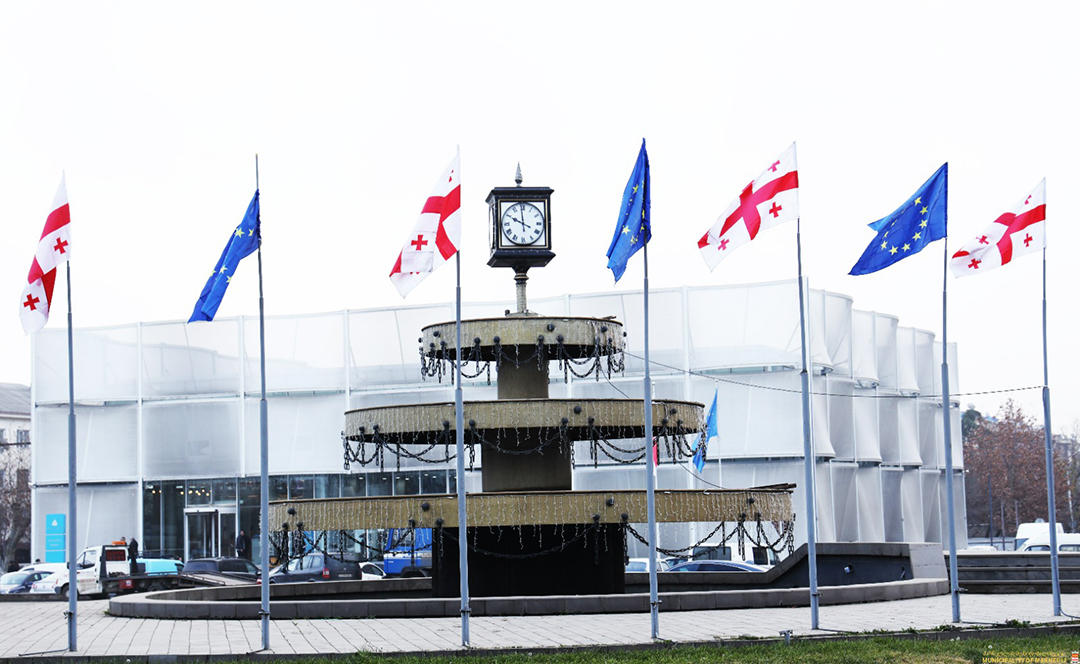 ქვემო ქართლის შვიდივე მუნიციპალიტეტის ქუჩებში საქართველოსა და ევროკავშირის დროშები გამოიფინა