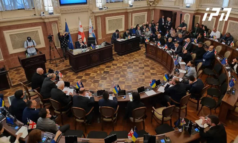 საკრებულოს სხდომაზე, წერეთლის გამზირზე მიმდინარე რეაბილიტაციასთან დაკავშირებით, პარტია „საქართველოსთვის“ წევრის განცხადებას სიტყვიერი დაპირისპირება მოჰყვა