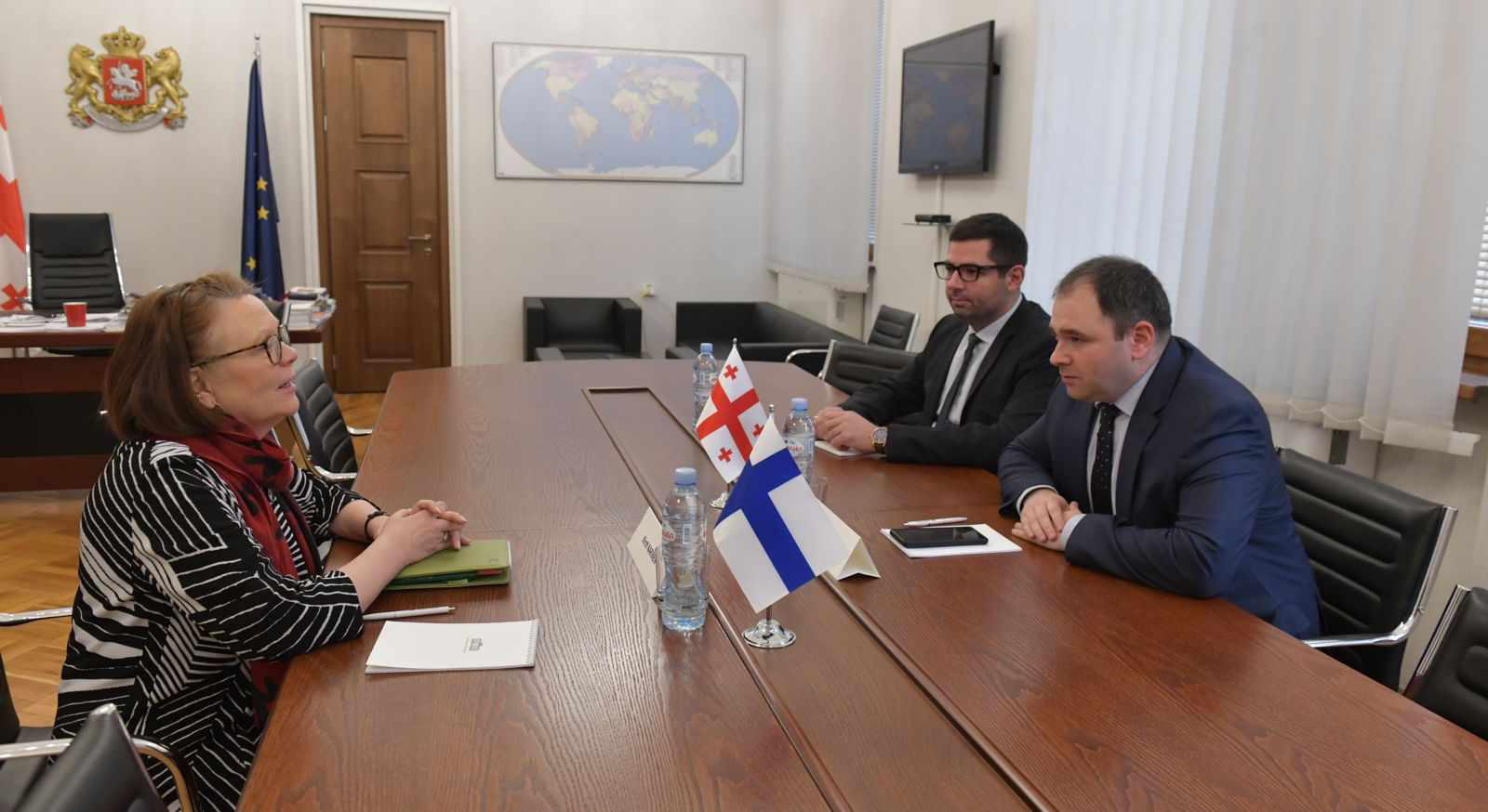 ნიკოლოზ სამხარაძე ფინეთის ელჩს შეხვდა