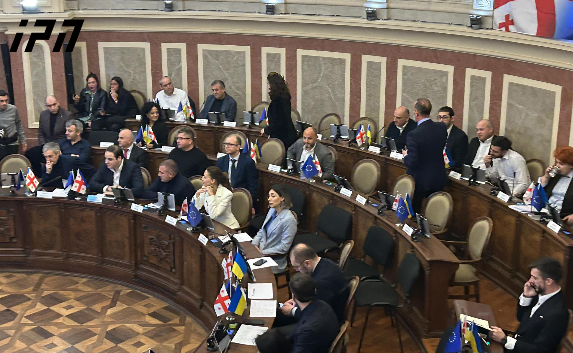 საკრებულოს სხდომა, სადაც კახა კალაძე, წლიურ ანგარიშსა და 2024 წლის ბიუჯეტის პროექტს წარადგენს, საკრებულოს ფრაქცია „საქართველოსთვის“ ორმა წევრმა დატოვა