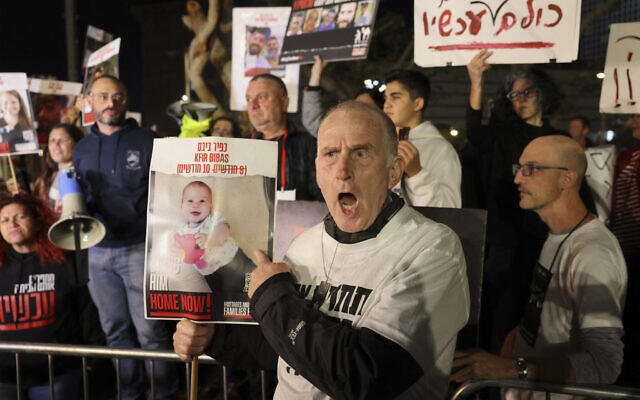 მძევლების ოჯახების წარმომადგენელი - ისრაელის სამხედროების მიერ სამი მძევლის შეცდომით მოკვლის შემდეგ, ისრაელის ომის კაბინეტის წევრებს ოჯახებთან კომუნიკაცია არ ჰქონიათ