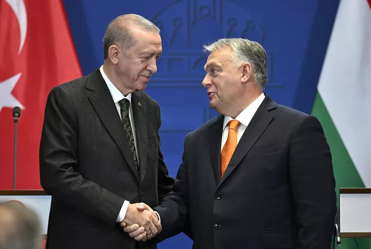 ვიქტორ ორბანსა და რეჯეფ თაიფ ერდოღანს შორის შეხვედრა გაიმართა - ორი ქვეყნის ლიდერმა საჩუქრები - ცხენი და თურქული წარმოების ელექტრომობილი გაცვალეს