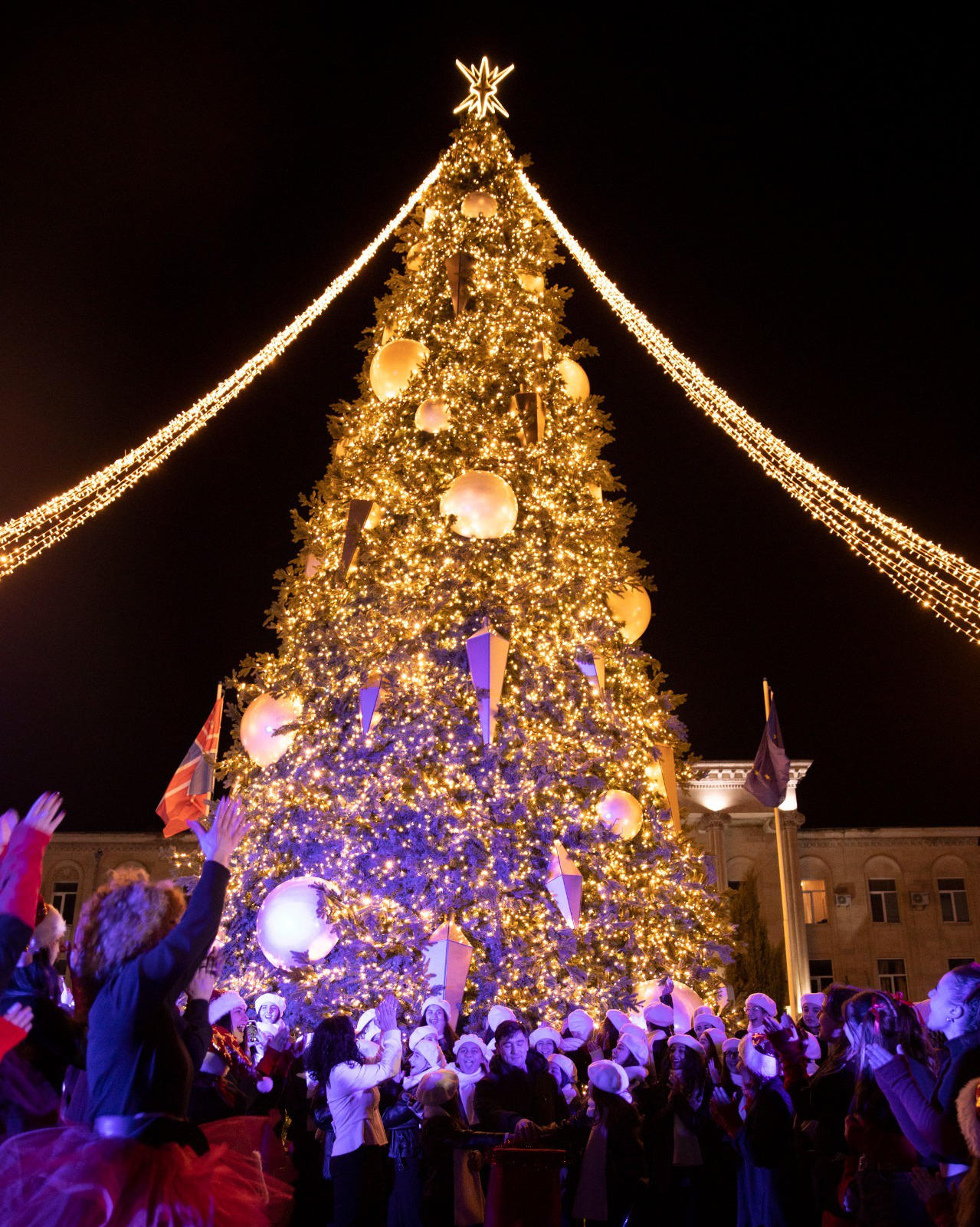 გორის მერმა ქალაქის მთავარი საახალწლო ნაძვის ხე პატარებთან ერთად აანთო