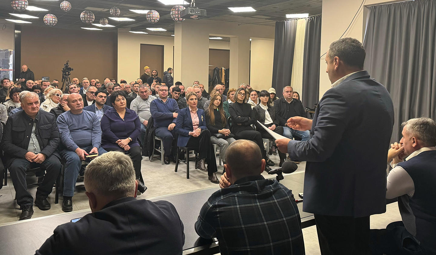 გიორგი ვაშაძის თქმით, ქვემო ქართლში შეხვედრის მთავარ საკითხებს კანდიდატის სტატუსის შემდგომი ნაბიჯები და 2024 წლიდან კოალიციურ მმართველობაზე გადასვლა წარმოადგენს