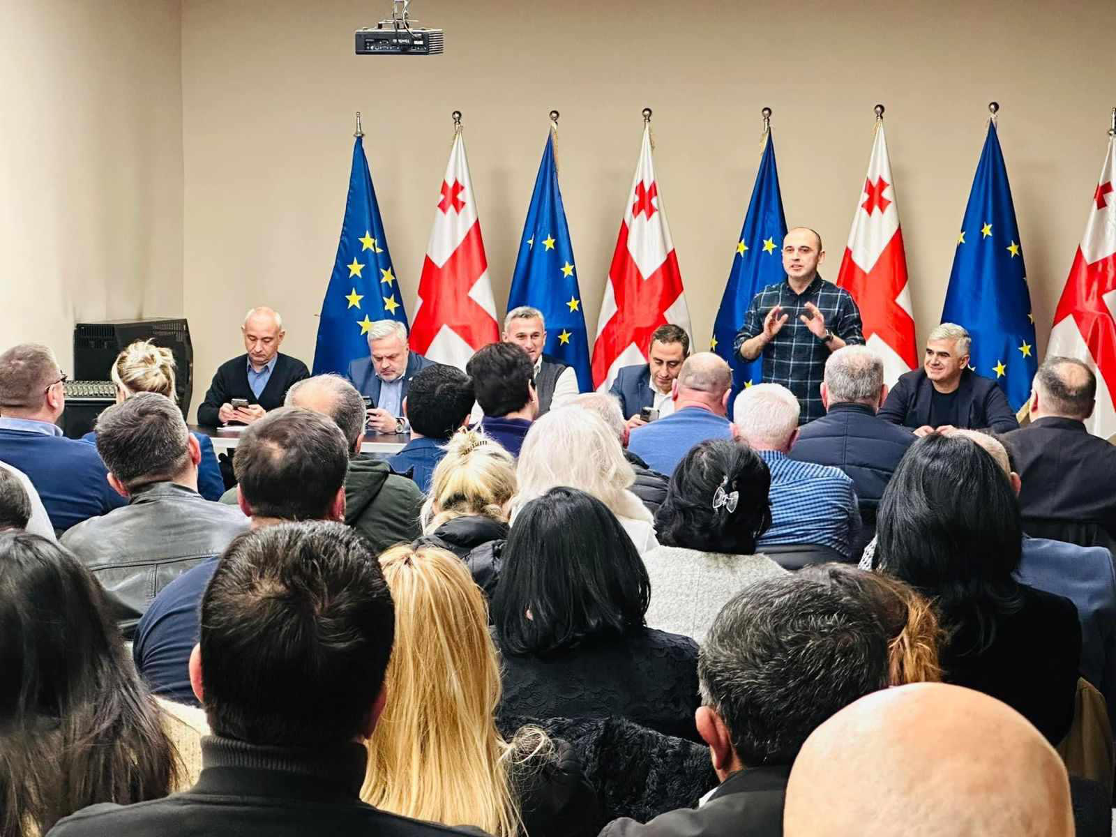 ლევან ხაბეიშვილი გიორგი ვაშაძესთან ერთად ქვემო ქართლის ორგანიზაციის წევრებს შეხვდა