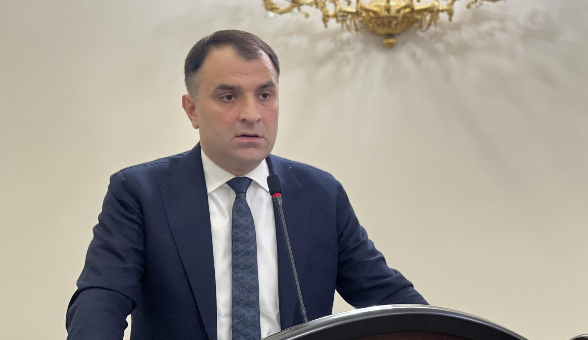 ბათუმის მერი საკრებულოს სხდომაზე პრეზენტაციის დროს რუსეთის რუკის გამოჩენის გამო ბოდიშს იხდის