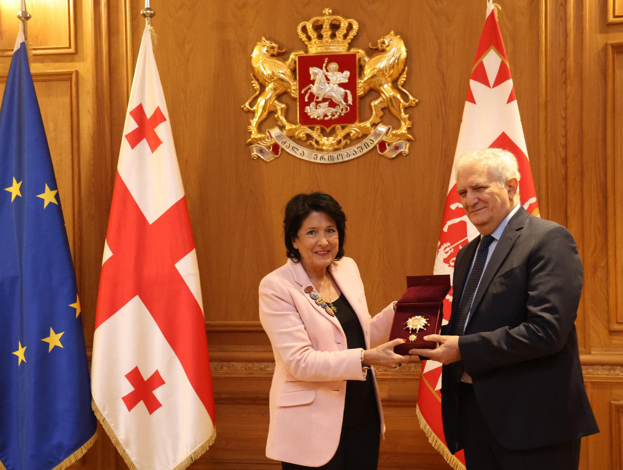 პრეზიდენტმა ამირან გამყრელიძე ბრწყინვალების ორდენით დააჯილდოვა