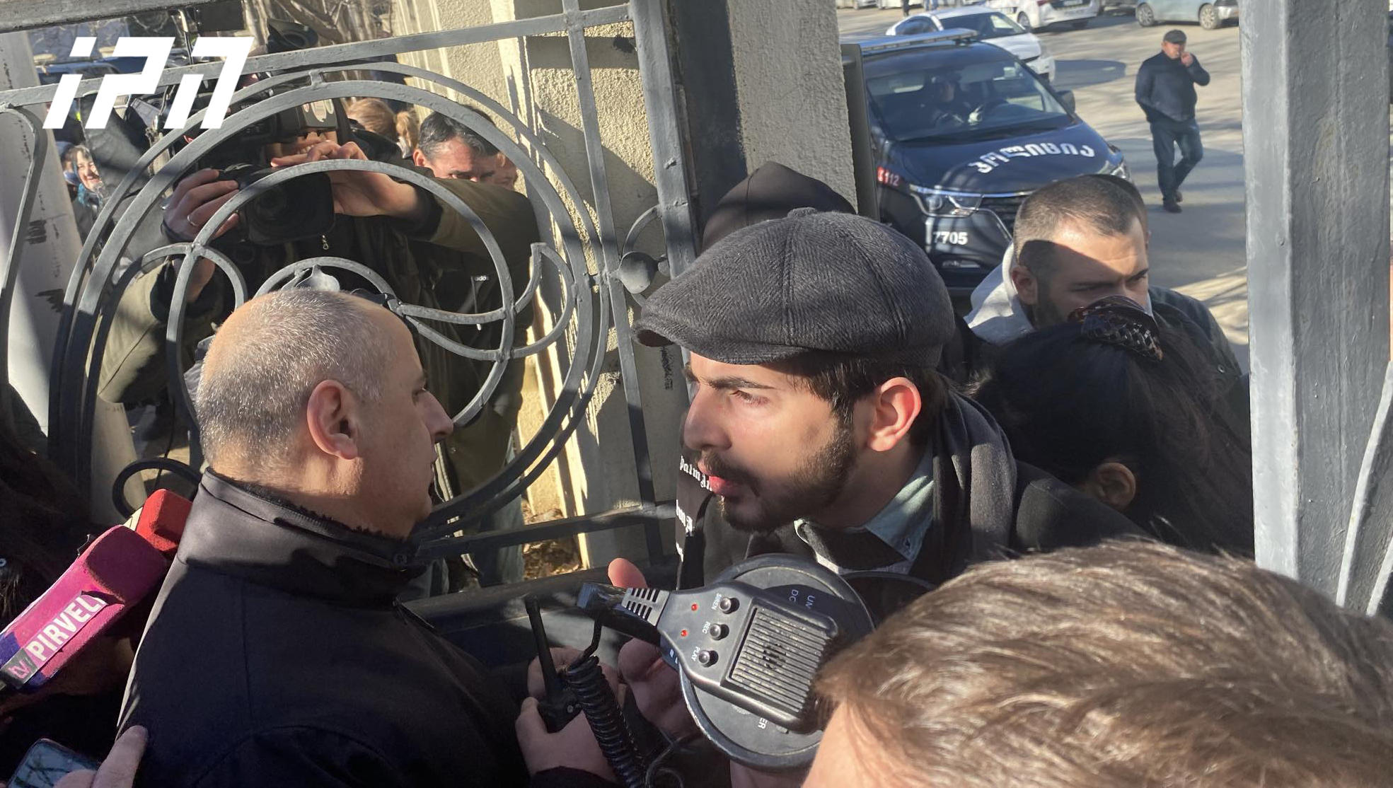 საქალაქო სასამართლოს ეზოში, სადაც მიხეილ სააკაშვილის პროცესი უნდა დაიწყოს, ხმაური იყო