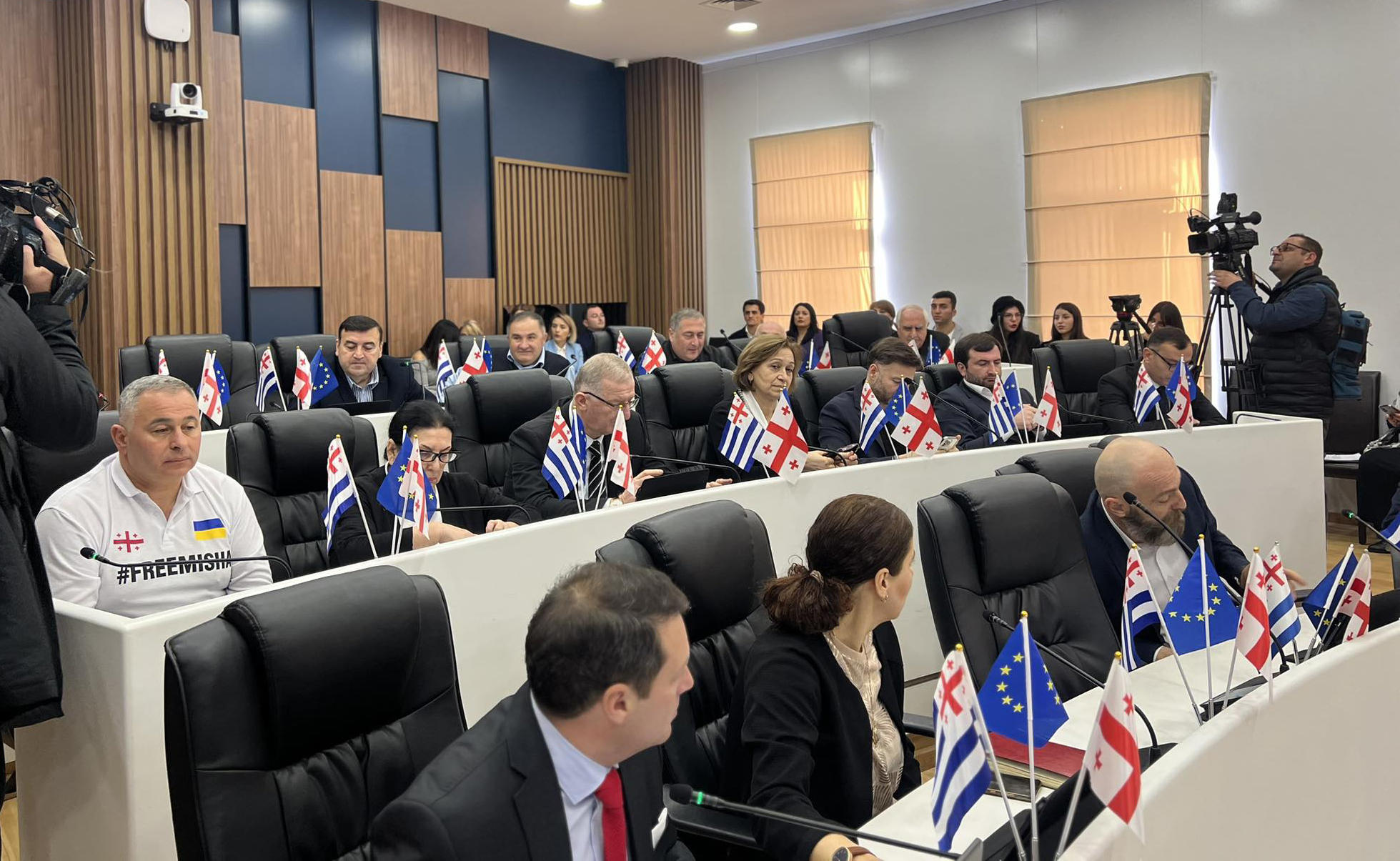 აჭარის უმაღლესი საბჭოს სხდომაზე „ნაციონალური მოძრაობის“ წევრებმა ლაზარე გრიგორიდისის, ძმები წულუკიძეების და მიხეილ სააკაშვილის გათავისუფლება მოითხოვეს