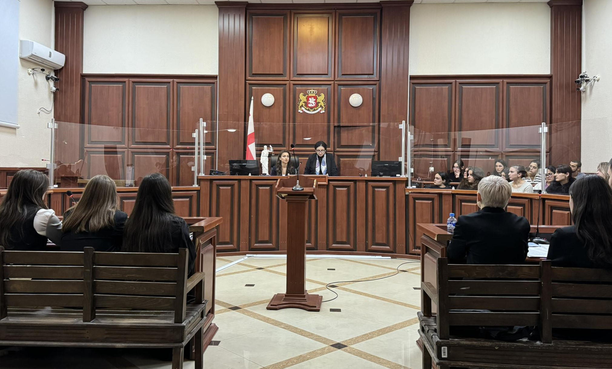 ადვოკატთა ასოციაცია - ნაფიც მსაჯულთა სასამართლოს შიდასაუნივერსიტეტო იმიტირებული პროცესები დასრულდა და ჩემპიონატი ნახევარფინალურ ეტაპზე გადავიდა