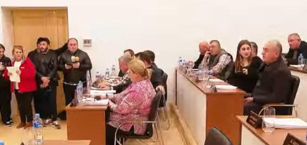 სენაკის საკრებულოში მუნიციპალიტეტის 2024 წლის ბიუჯეტის განხილვის დროს, „ქართულ ოცნებისა“ და ოპოზიციის წარმომადგენლებს შორის სიტყვიერი დაპირისპირება იყო
