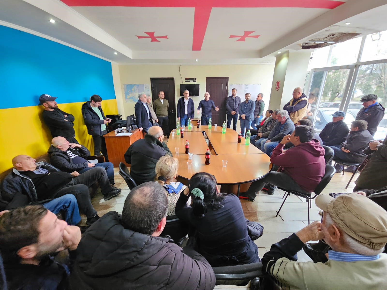 ლევან ხაბეიშვილმა ლანჩხუთში, ჩოხატაურსა და ოზურგეთში პარტიის ორგანიზაციებთან შეხვედრა გამართა