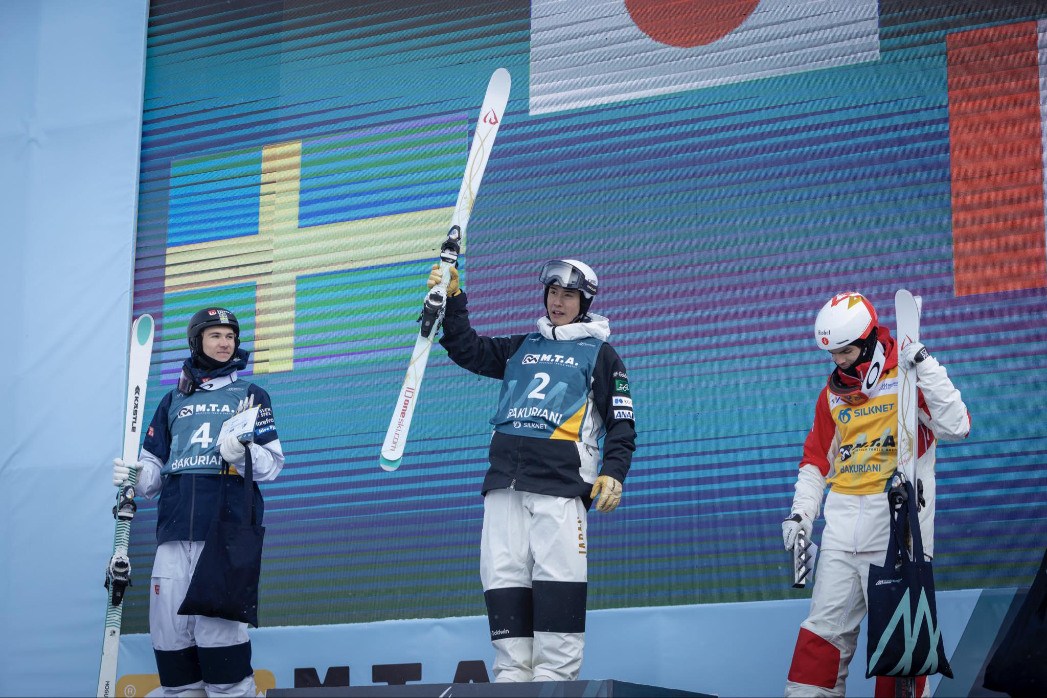 მოგულის დისციპლინაში ქალ სპორტსმენებს შორის მსოფლიო თასის მფლობელი, ენტონი ჯაკარა - აქ ყველაფერი იდეალურია - თოვლი, ფერდობის საფარი, თქვენი ქვეყანა მსოფლიო თასის კარგი მასპინძელია