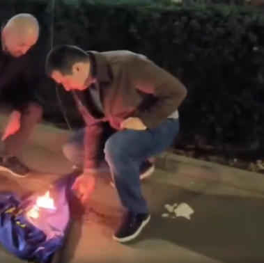 ზურაბ მახარაძემ და ირაკლი მარტინენკომ თბილისის მერიასთან აღმართული ევროკავშირის დროშა ჩამოხსნეს და დაწვეს