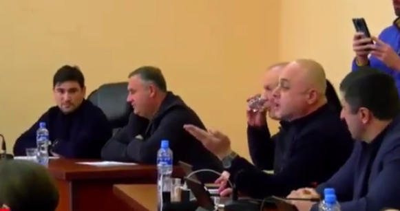 გორის საკრებულოში ხმაურია