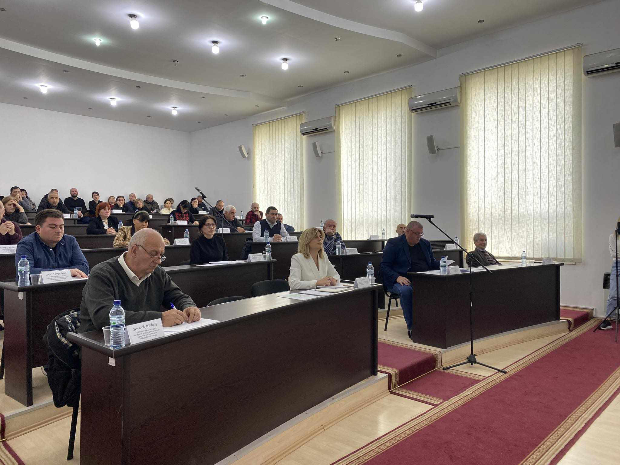 ლანჩხუთის მუნიციპალიტეტის საკრებულოს სხდომაზე ხმაური იყო