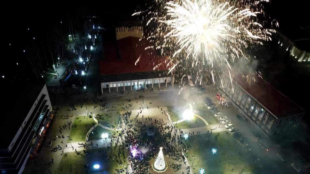 ხობის მერია - ხობის ცენტრალურ პარკში საახალწლო ნაძვის ხე საზეიმოდ აინთო და სადღესასწაულო კონცერტი გაიმართა