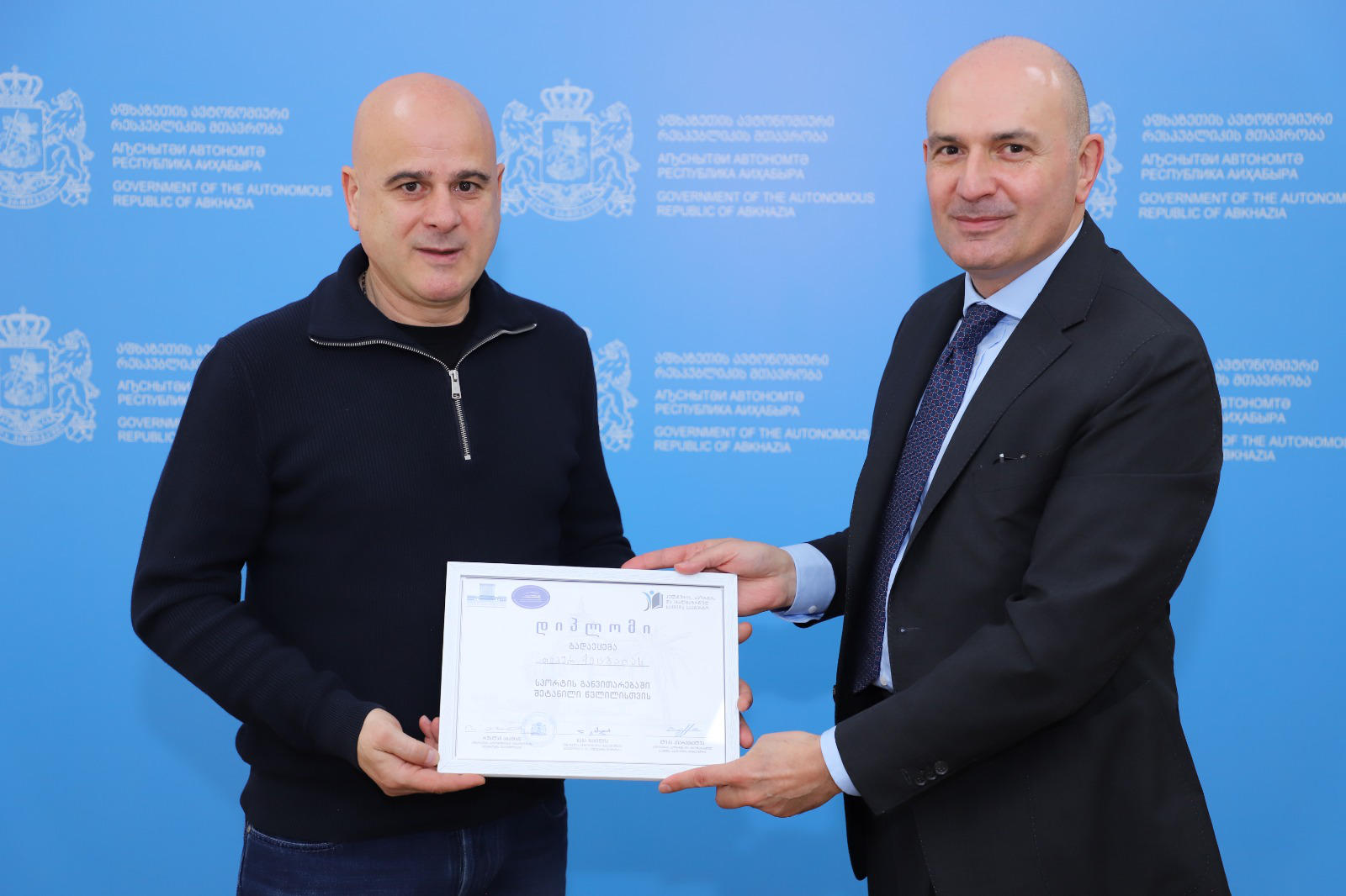 რუსლან აბაშიძემ სპორტის განვითარებაში შეტანილი წვლილისთვის თემურ ქეცბაია დააჯილდოვა