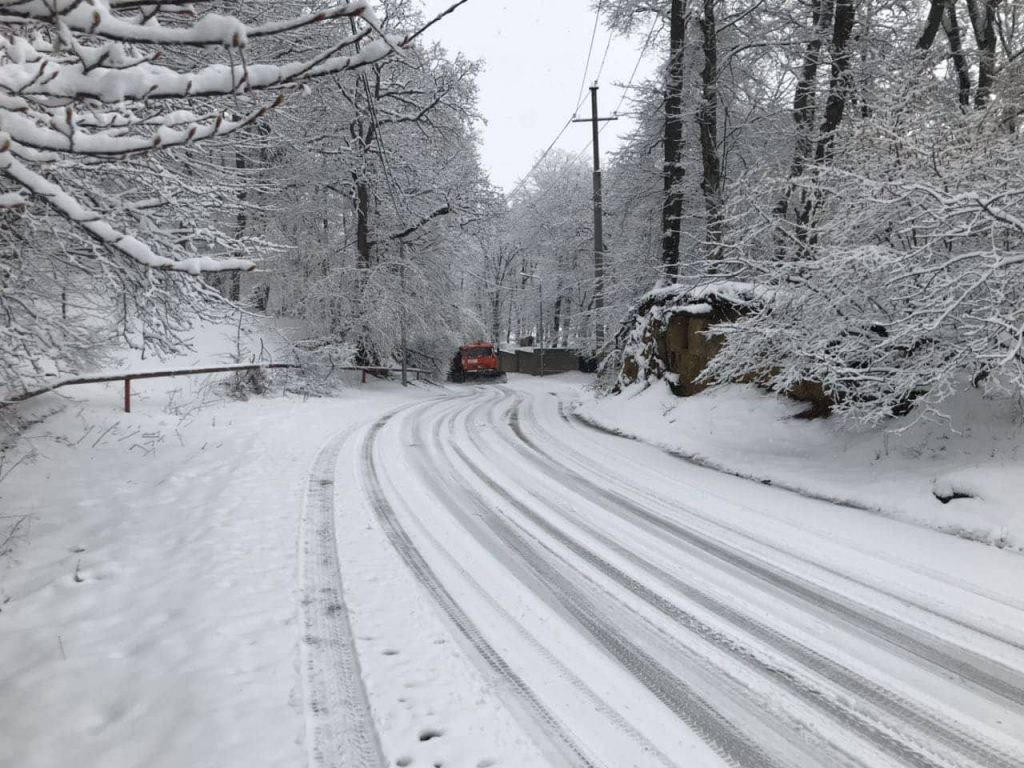 ინტენსიური თოვის გამო, ნაქერალას უღელტეხილზე მისაბმელიანი და ნახევრადმისაბმელიანი ავტოტრანსპორტის მოძრაობა აკრძალულია