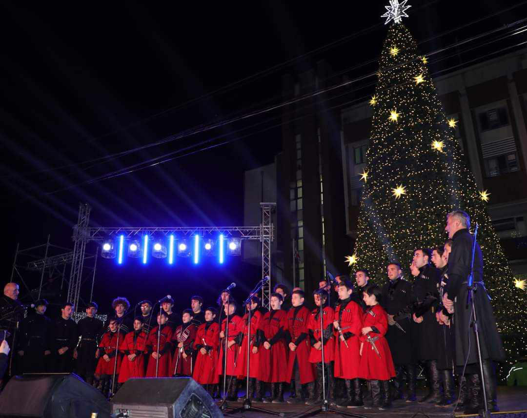 ზუგდიდის მთავარი ნაძვის ხე, ცენტრალურ მოედანზე საზეიმოდ აინთო
