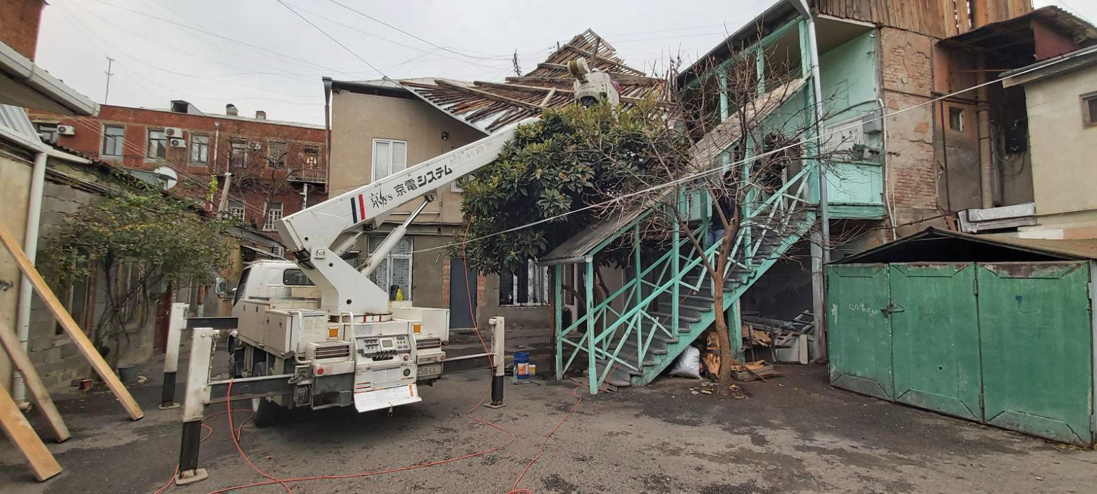 თბილისის მერია ნინოშვილის N21-ში ძლიერი ქარის შედეგად საცხოვრებელი სახლის სახურავის დაზიანებასთან დაკავშირებით განცხადებას ავრცელებს