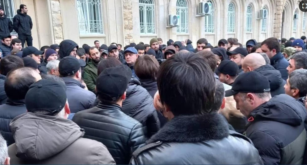 ოკუპირებული აფხაზეთის „პარლამენტთან“ რუსეთისთვის ბიჭვინთის აგარაკის გადაცემის მოწინააღმდეგეები იკრიბებიან - ადგილზე გაძლიერებულია უსაფრთხოების ზომები