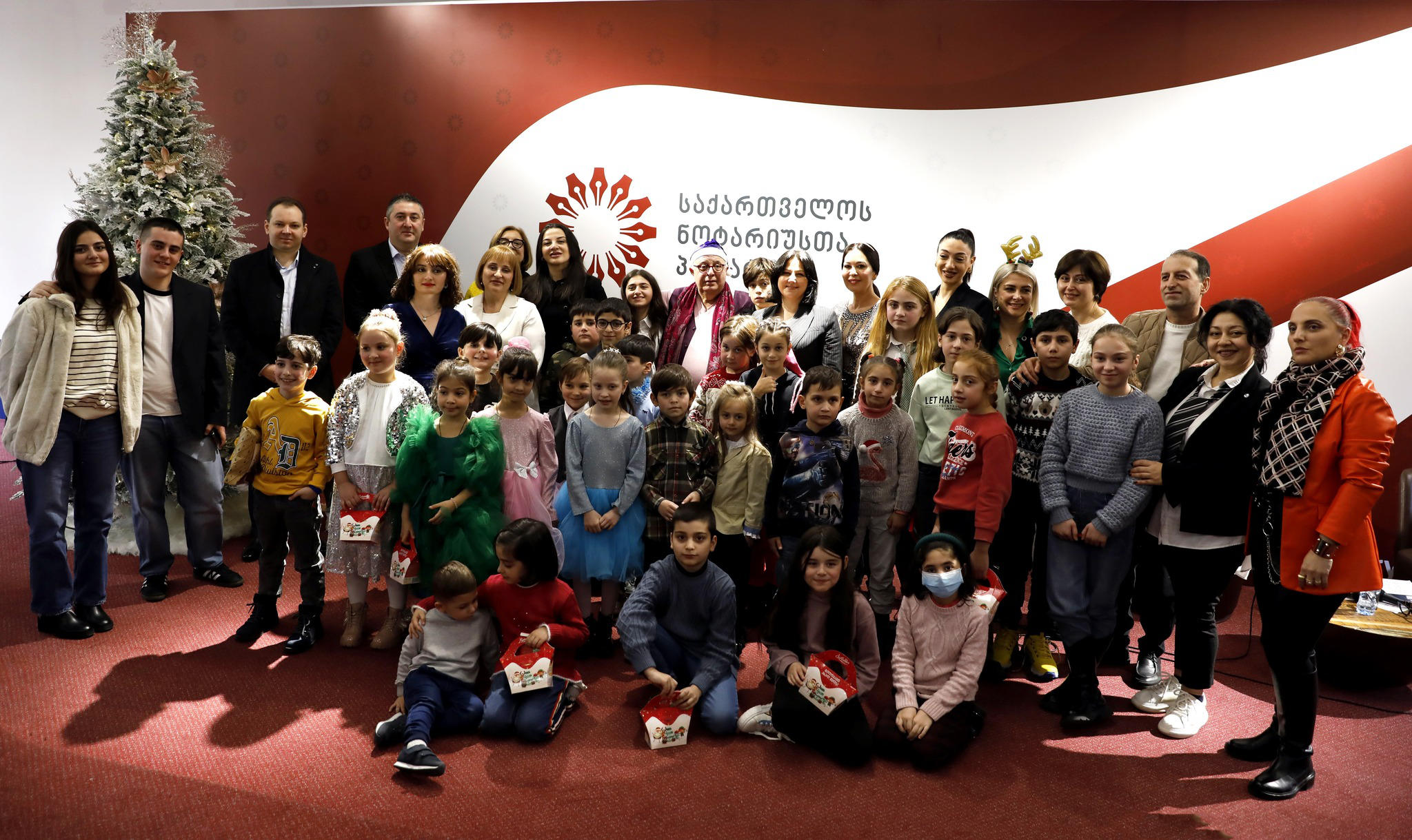 ნოტარიუსთა პალატის გამგეობამ „მომავლის გზის“ აღსაზრდელებს საახალწლოდ საჩუქრები გადასცა