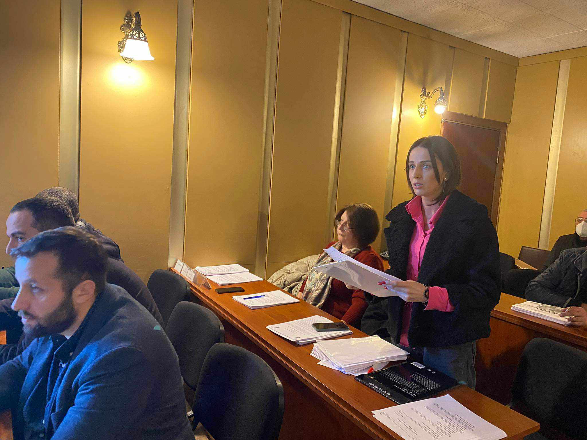 ოზურგეთის საკრებულოს სხდომაზე, სადაც მომავალი წლის ბიუჯეტს განიხილავენ, ხმაური და სიტყვიერი დაპირისპირება იყო