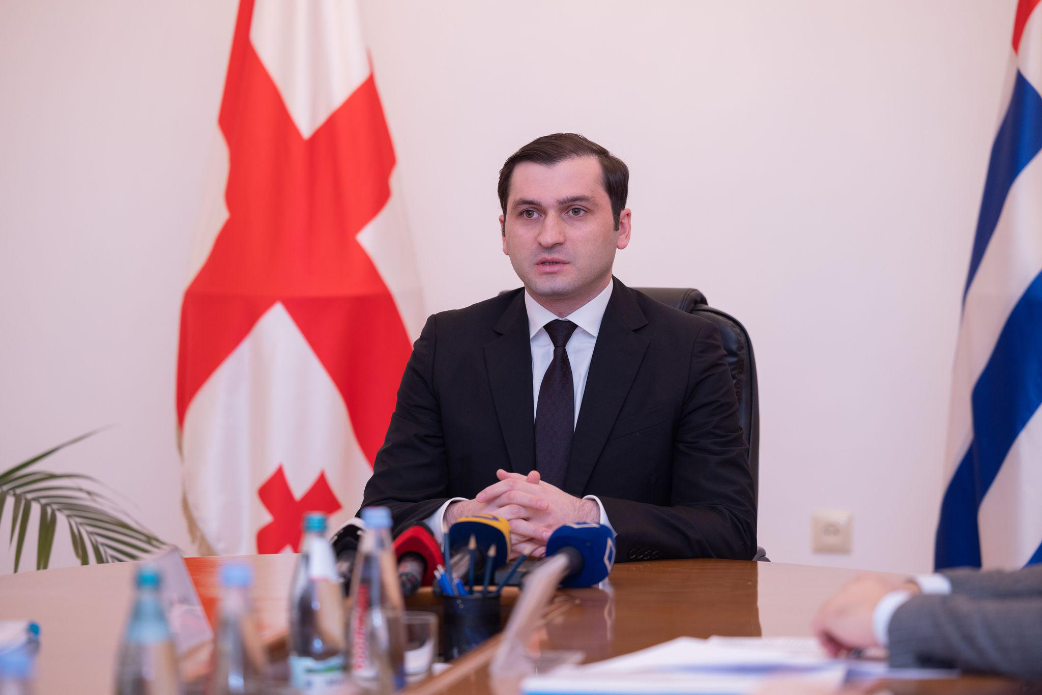 თორნიკე რიჟვაძე - „ბათუმი ავარიული სახლების გარეშე პროგრამის ფარგლებში“ 10 მისამართზე მიმდინარეობს ბინების მშენებლობა და 400 ოჯახს გადაეცემა ბინა, 12 მისამართზე მიმდინარეობს ავარიული სახლების გამაგრება, შესაბამისად, 600 ოჯახი გააგრძელებს უსაფრთხო გარემოში ცხოვრებას