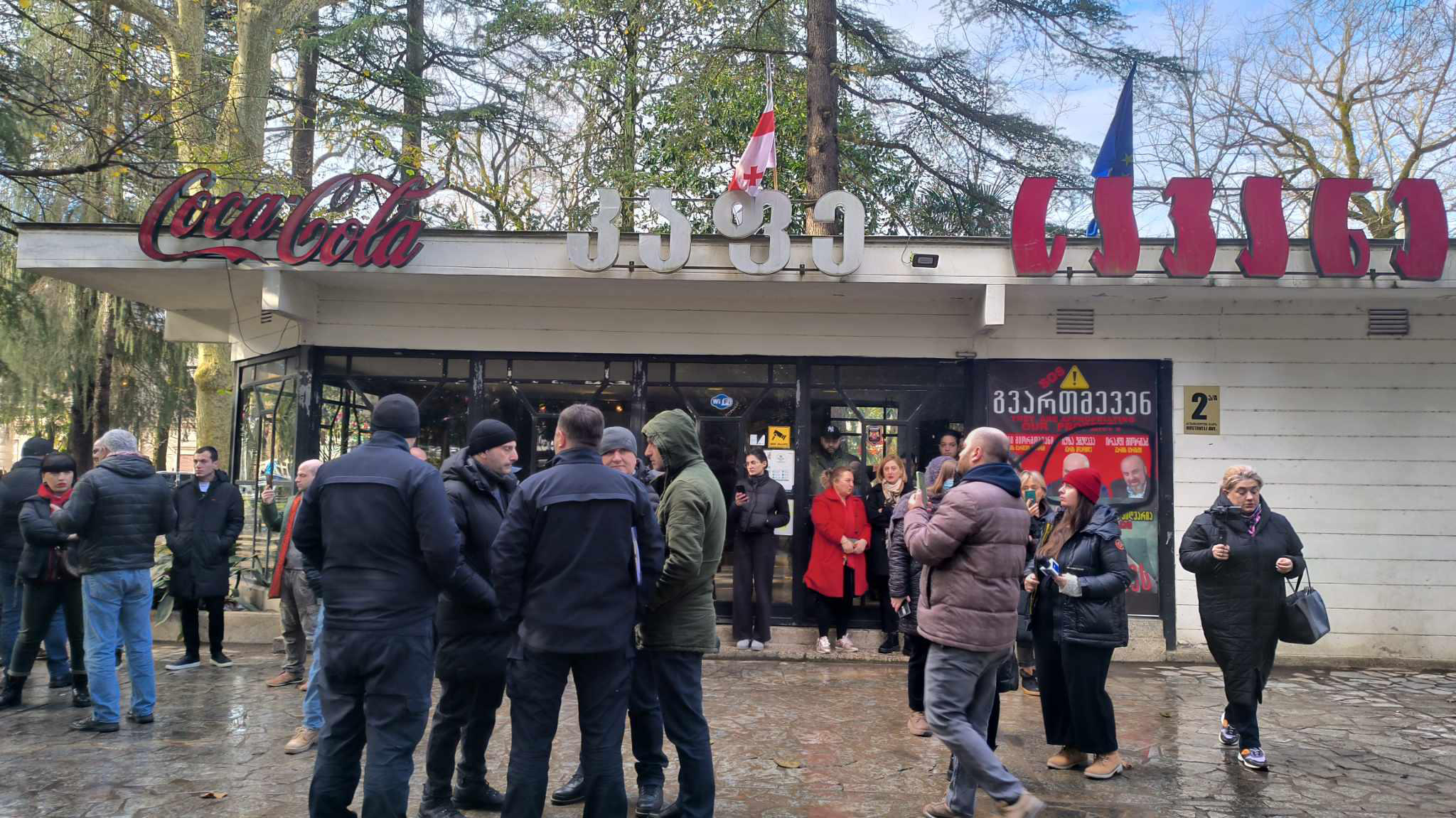 ქუთაისის ცენტრალურ ბულვარში, სადაც კაფე „სავანეს“ დემონტაჟი მიმდინარეობს, ფიზიკური და სიტყვიერი დაპირისპირება მოხდა - პოლიციამ ერთი პირი დააკავა