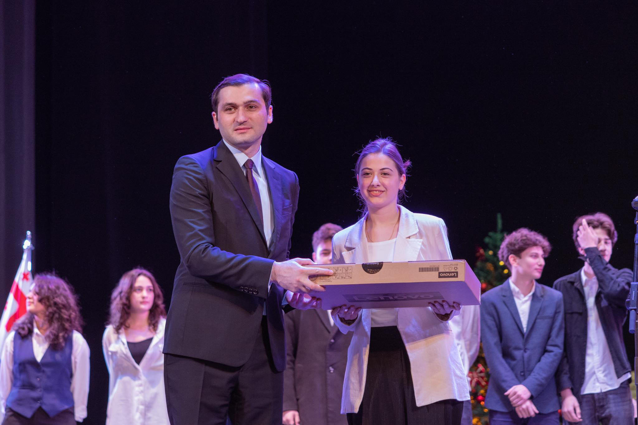 აჭარაში 452 წარჩინებული მოსწავლე პერსონალური კომპიუტერებით დაჯილდოვდა