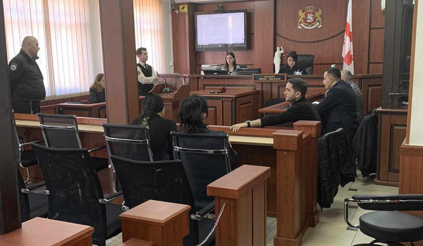 რუსთავის საქალაქო სასამართლოში, 14 წლის აითაჯ შახმაროვას განზრახ მკვლელობის საქმეზე არასრულწლოვნის დედისა და ბიძის წინასასამართლო სხდომა მიმდინარეობს