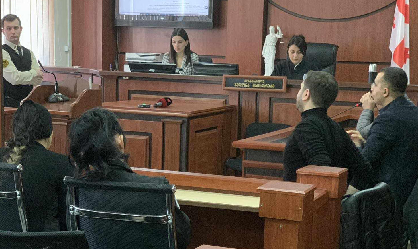 14 წლის აითაჯ შახმაროვას განზრახ მკვლელობის საქმეზე დაკავებული არასრულწლოვნის დედა და ბიძა სასამართლომ პატიმრობაში დატოვა