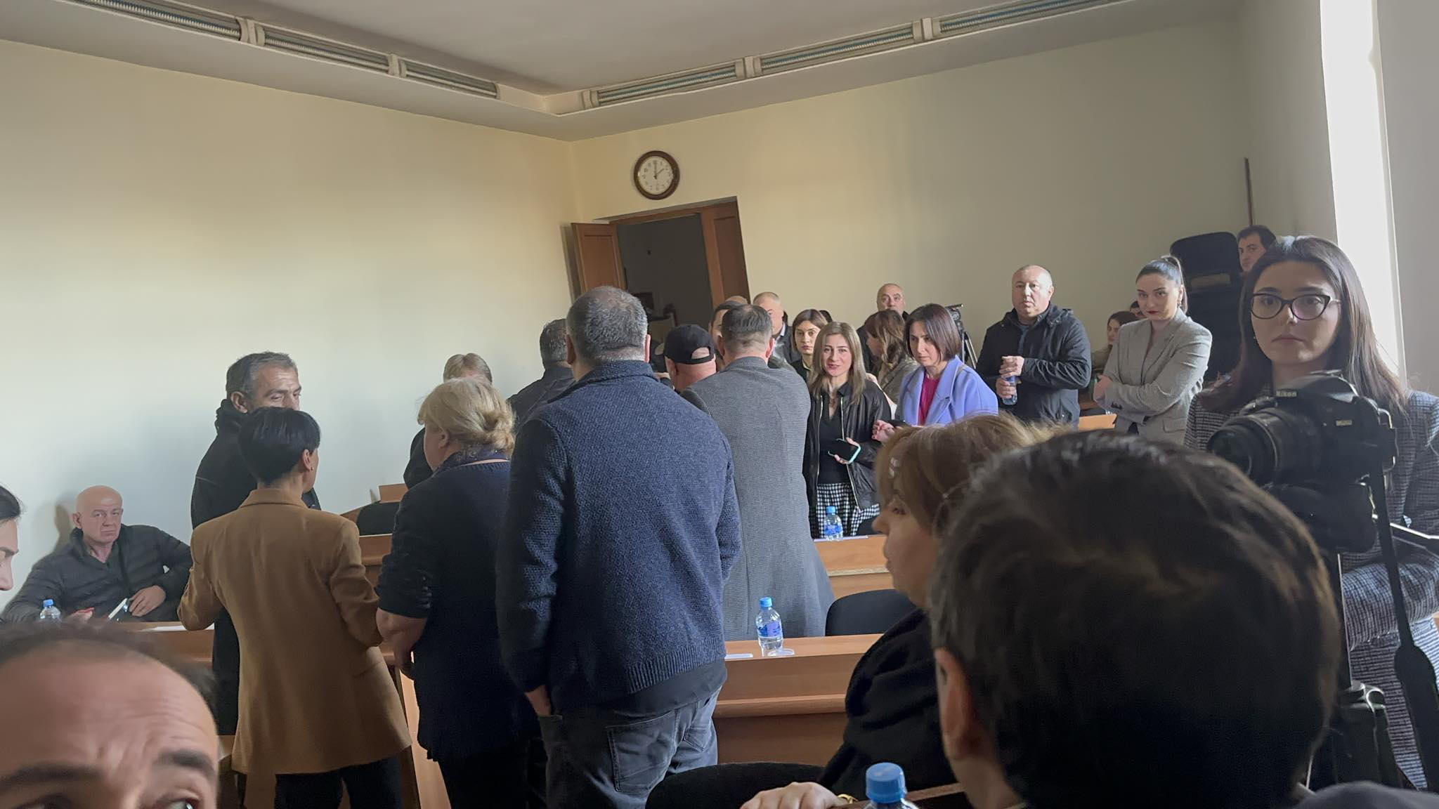 თელავის საკრებულოში ხმაური და ფიზიკური დაპირისპირება იყო