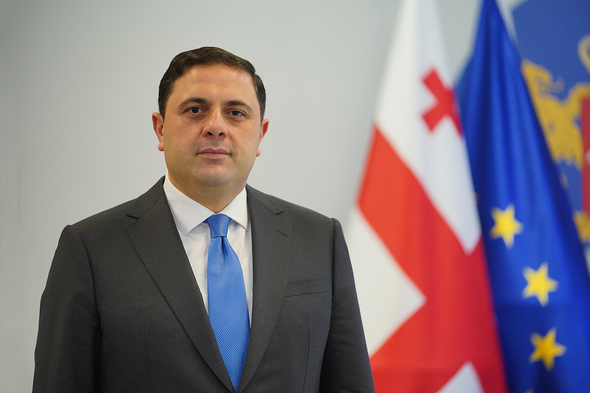 სუს-მა სამსახურებრივი უფლებამოსილების ბოროტად გამოყენებისა და მილიონობით ლარის უკანონო შემოსავლების ლეგალიზაციის ფაქტებზე ეკონომიკის მინისტრის ყოფილი მოადგილე რომეო მიქაუტაძე დააკავა