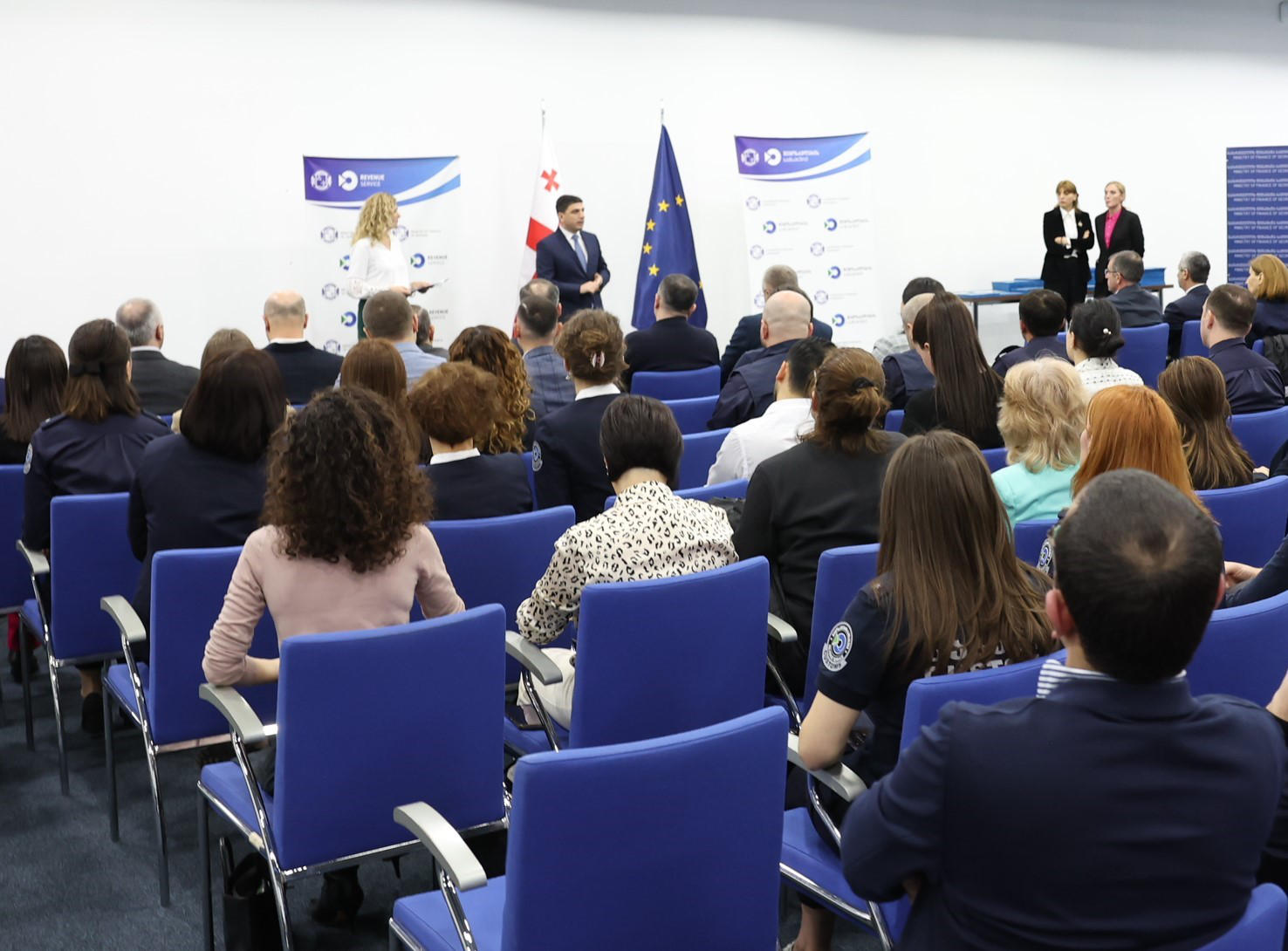 შემოსავლების სამსახურის უფროსმა უწყების წარმატებული თანამშრომლები