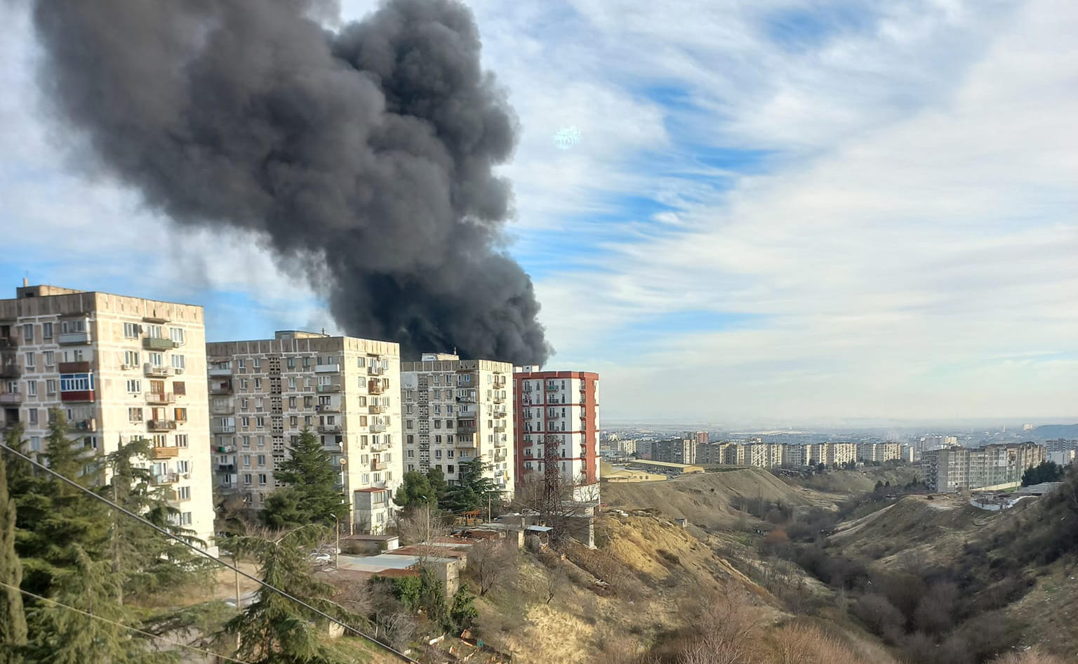 თბილისში, „ჰუალინგის“ ტერიტორიაზე ხანძარია