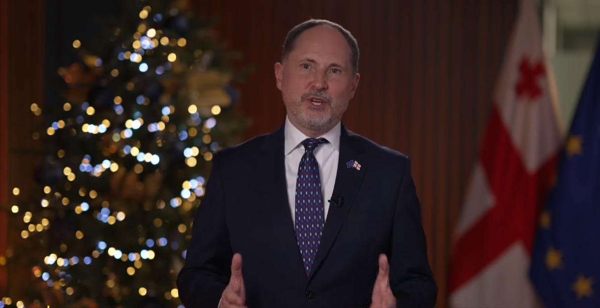 ევროკავშირის ელჩი - ჩემი საახალწლო სურვილი ახდა და საქართველო 2024 წელს ევროკავშირის კანდიდატი ქვეყნის სტატუსით ხვდება! - მოდით, შობა-ახალი წელი საქართველოს ამ ისტორიული მიღწევით აღვნიშნოთ