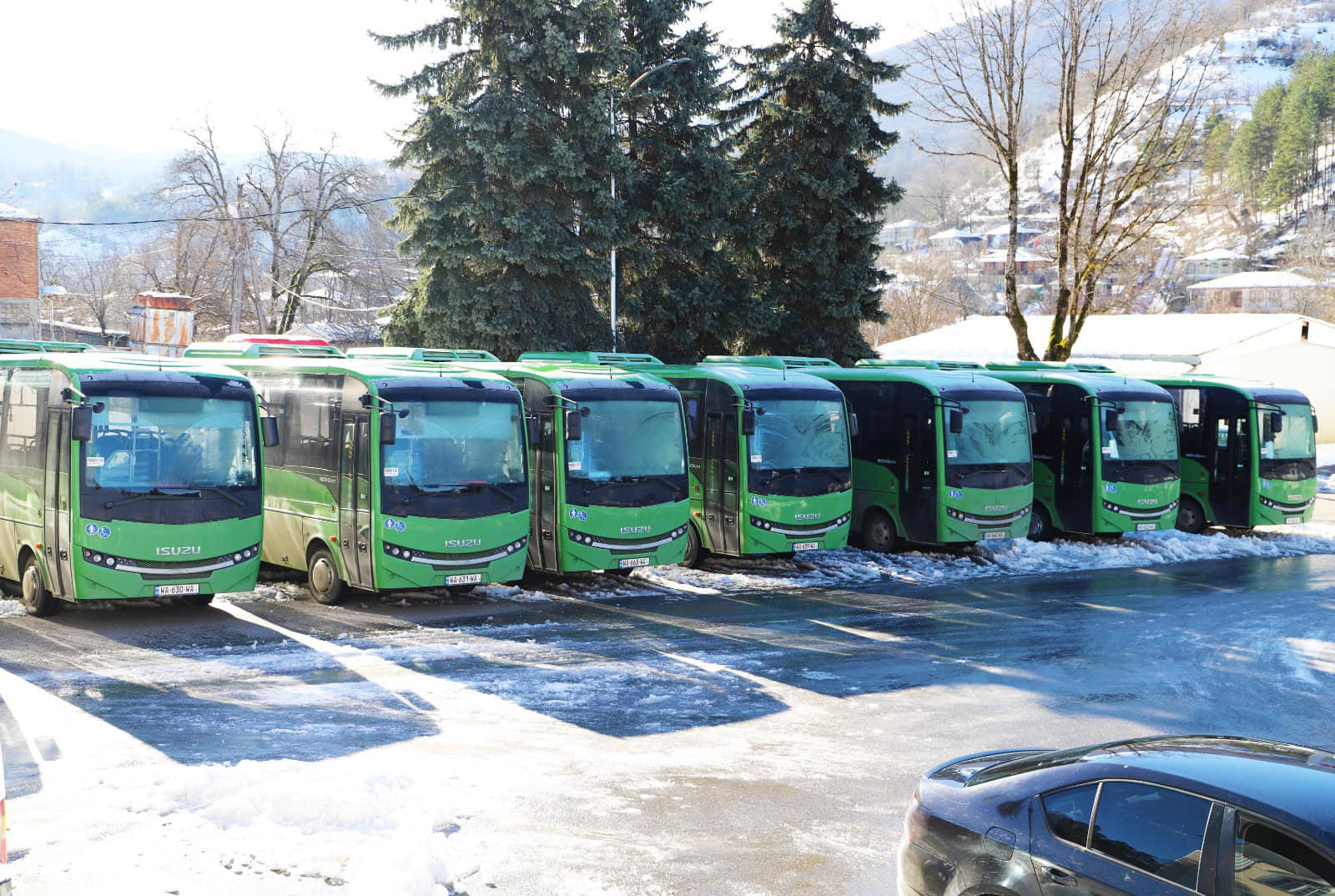 ამბროლაურის მერია - პრემიერ-მინისტრის გადაწყვეტილებით რაჭა-ლეჩხუმისა და ქვემო სვანეთის რეგიონს 8 ერთეული ახალი ავტობუსი გადაეცა