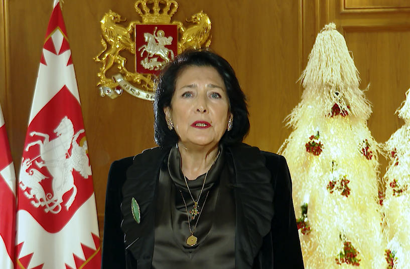 პრეზიდენტი - წელს ვასრულებთ დიდი იმედით, რომ 2024 წელი იქნება კიდევ უფრო წარმატებული, ჩვენი ერთიანობის წელი, მივხვდებით იმას, რომ სხვადასხვა აზრის ჭიდილი არ ნიშნავს ერთმანეთთან ბრძოლას - ეს უნდა ვისწავლოთ ამ საარჩევნო წელიწადში