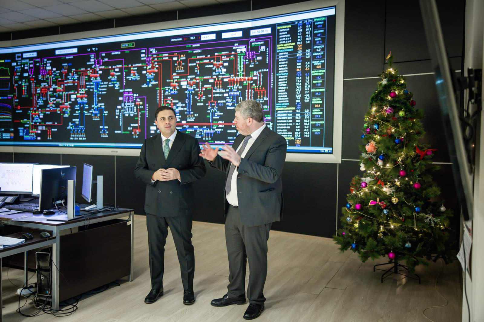 რომეო მიქაუტაძემ საქართველოს მოსახლეობას ახალი წელი სახელმწიფო ელექტროსისტემის ეროვნული სადისპეტჩერო ცენტრიდან მოულოცა