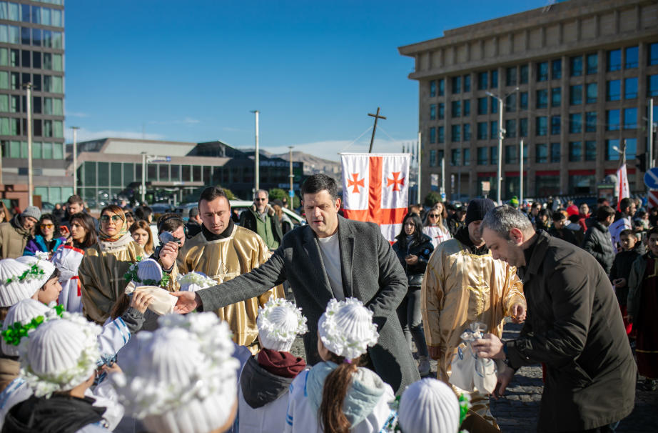 თბილისის მერის მოადგილემ ალილოს მონაწილეებს საშობაო ნობათი გადასცა