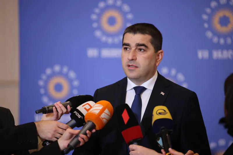 შალვა პაპუაშვილი მამუკა მდინარაძის სამთავრობო გუნდში შესაძლო გადასვლაზე - არ გადაინაცვლებს, ვფიქრობ, ის ძალიან კარგად და ორგანულად გაუძღვება უმრავლესობის ლიდერობის პოზიციას