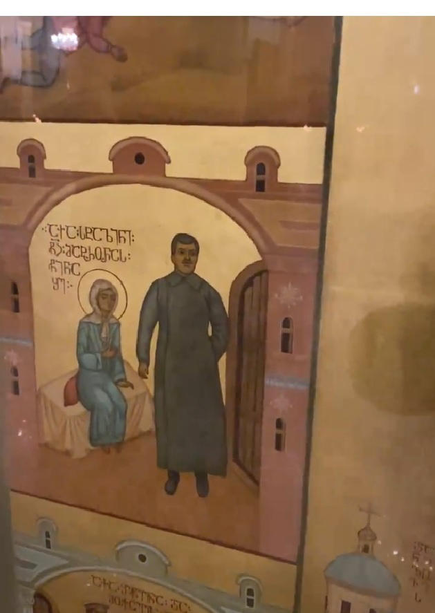 პოლონეთის საელჩო სოციალურ ქსელში, საბჭოთა რეჟიმის მსხვერპლების შესახებ ინფორმაციას ავრცელებს და თან იმ ფოტოს ურთავს, სადაც სამების ტაძარში განთავსებულ მატრონა მოსკოველის ხატზე, სტალინიცაა გამოსახული