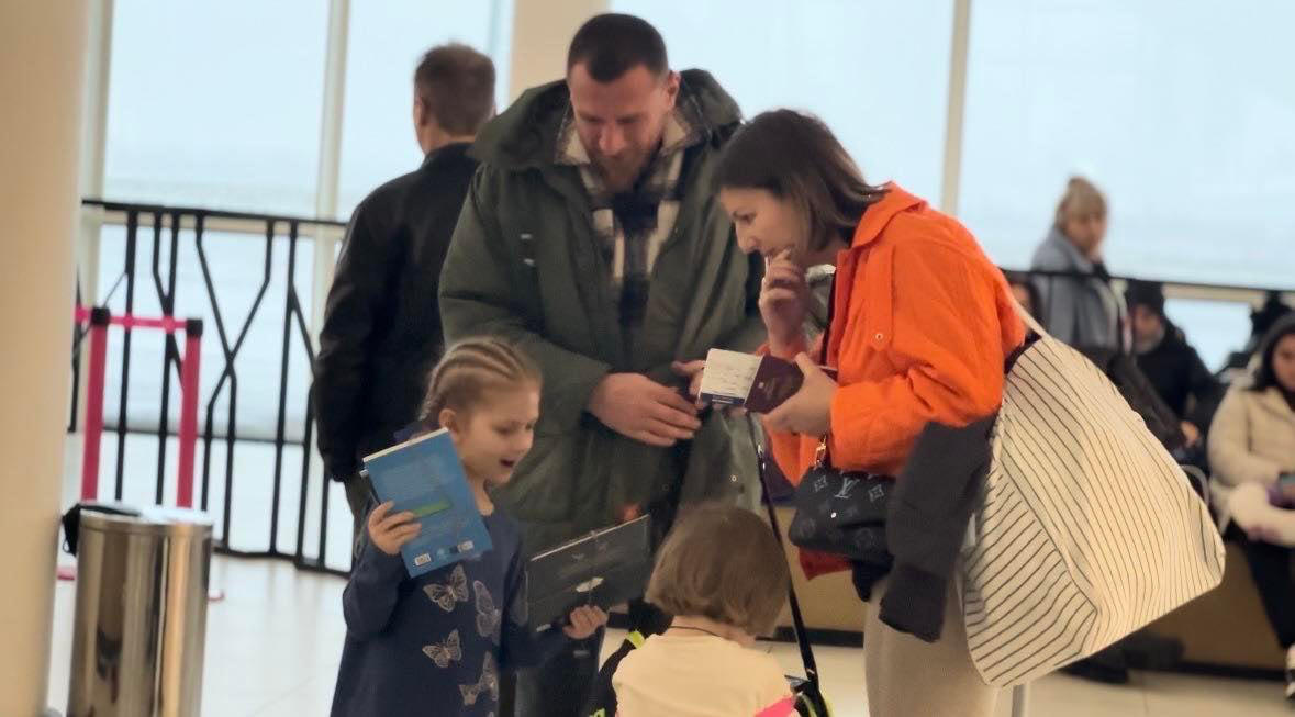 ,,წიგნი საუკეთესო საჩუქარია” - "პალიტრა L-მა" ახალი კამპანია დაიწყო და ქუთაისის საერთაშორისო აეროპორტში მგზავრები დაასაჩუქრა