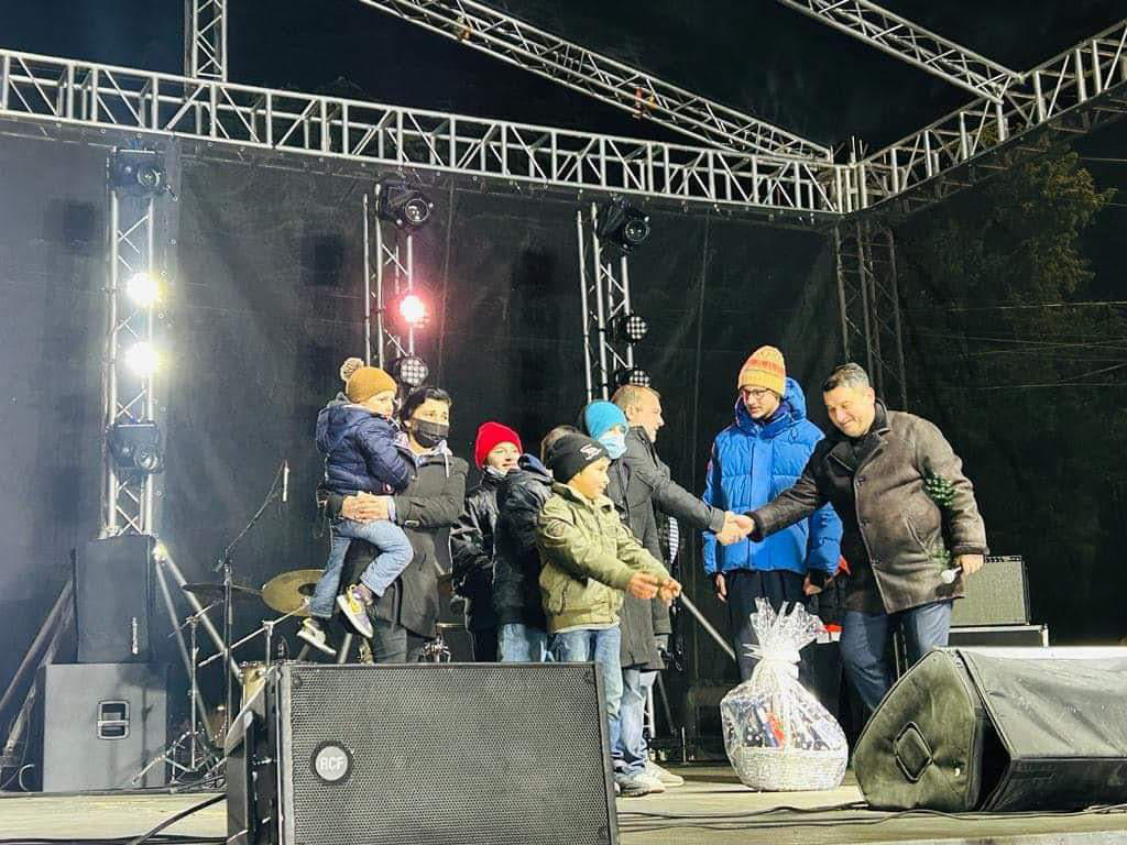 კახა კალაძემ ნიკურაძეების ოჯახს საჩუქრად სახლი გადასცა